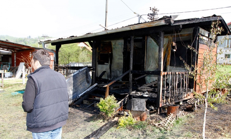 Vatra progutala profesorovu vikendicu u Banjaluci