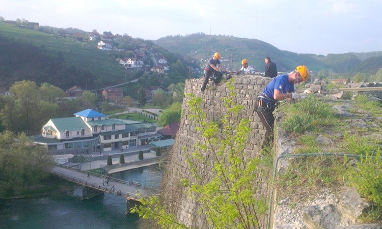 Ekstremni sportisti čiste zarasli korov