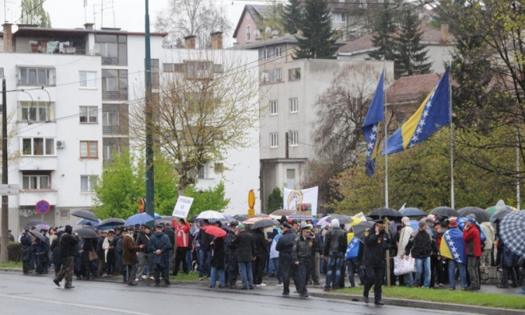 Demonstranti blokirali saobraćaj ispred zgrade Vlade FBiH