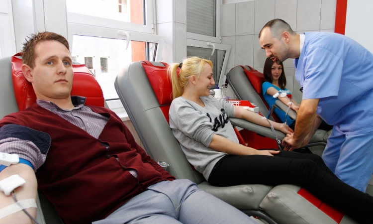 Đaci Medicinske škole dali krv