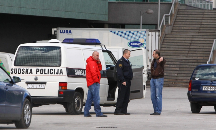S lisicama na rukama pobjegao policiji