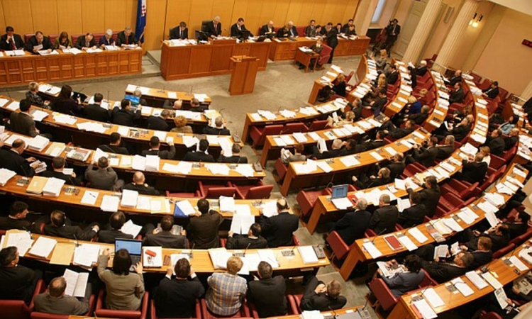Sabor zadužio Vladu da provjeri potpise za referendum o ćirilici