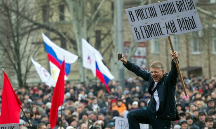 Jacenjuk, ipak, zaobišao demonstrante
