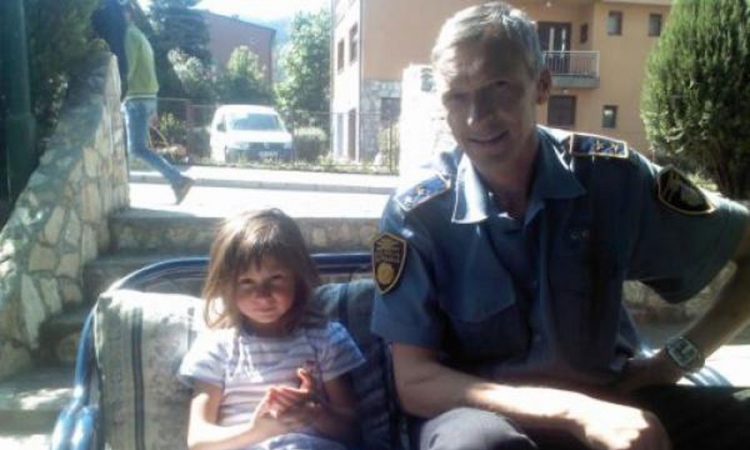 Sahranjen policajac i prijatelj male Anike
