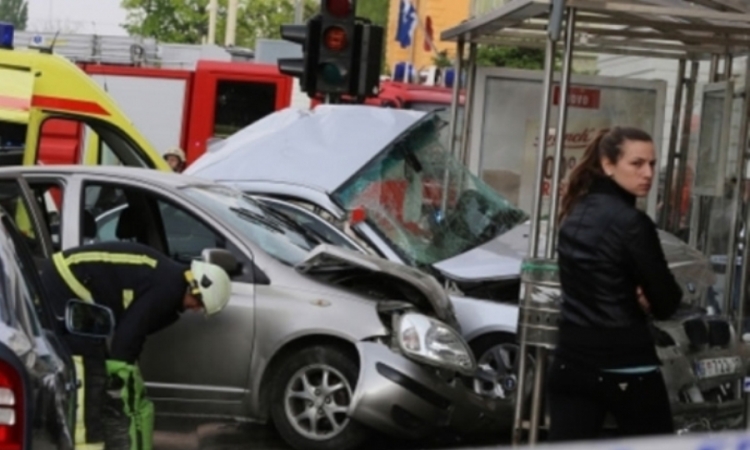 Hitna prošla kroz crveno, povrijeđeno 11 osoba