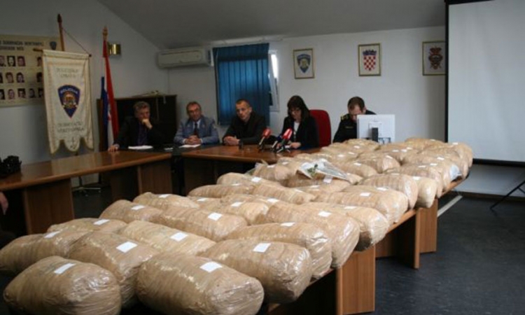 Zaplijenjeno 300 kilograma marihuane, uhapšena dva policajca