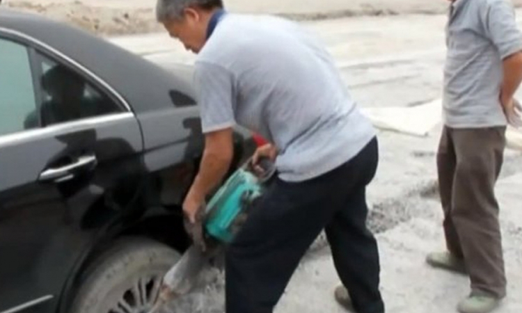 Pravio se pametan, pa zaglavio mercedes u svježem betonu