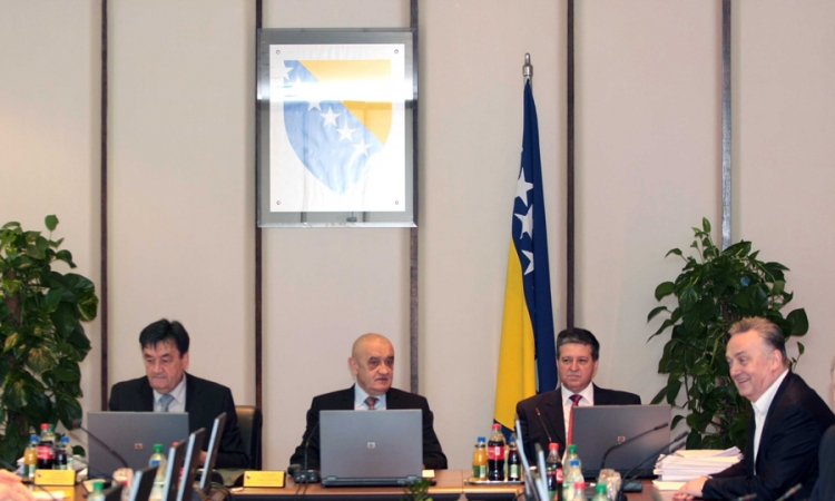 Zakon o smanjenju plata kontradiktoran