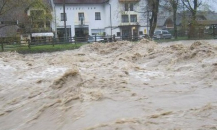 Voda se povlači sa poplavljenog područja