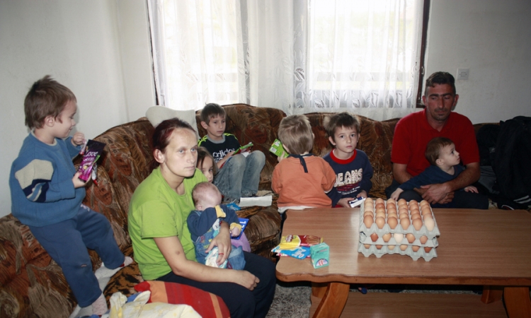 Uručeni paketi siromašnim porodicama