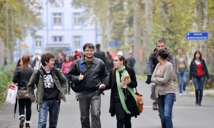Svaki treći diplomira nakon 30. godine