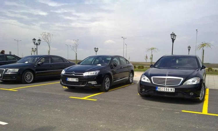 Službenim automobilima putuju na more i prevoze kupus