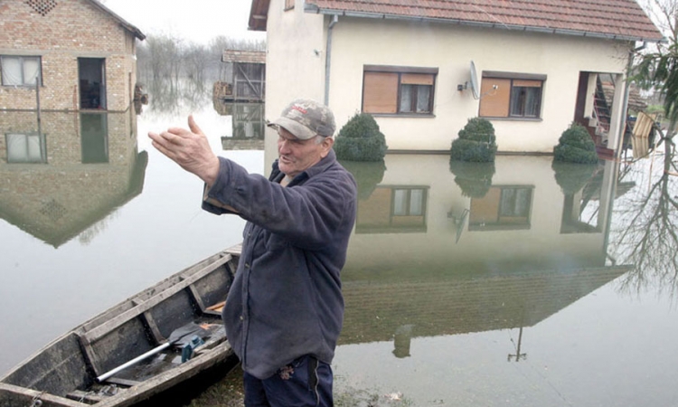 Mnoga sela pod vodom, ugrožena i putna mreža
