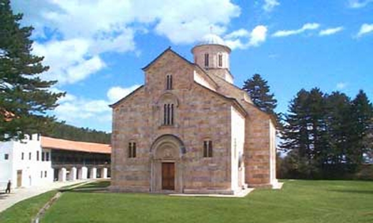 Grafiti UČK ispisani na kapiji Manastira Visoki Dečani