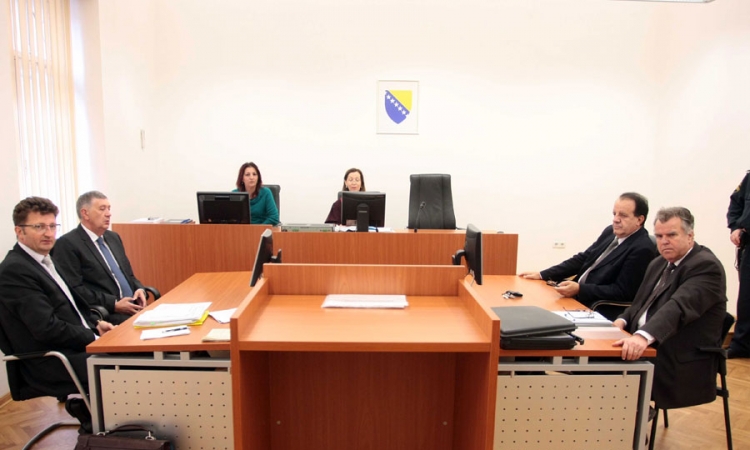 Od Radmanovića traži 15.000 KM odštete