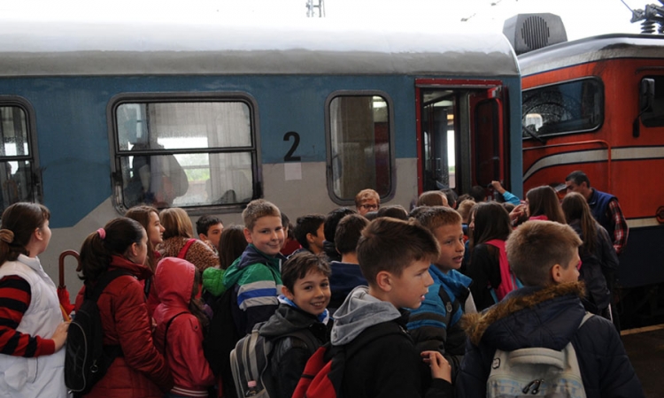 Osnovci uživali u putovanju vozom