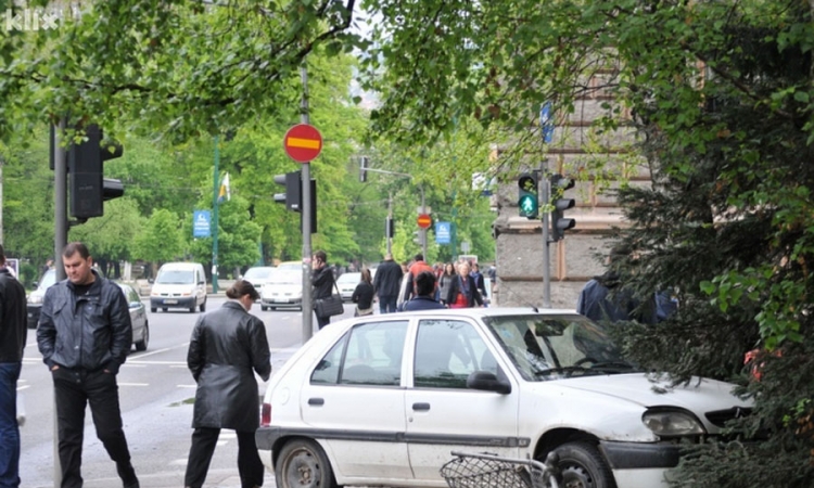Automobilom uletio u park ispred Predsjedništva BiH