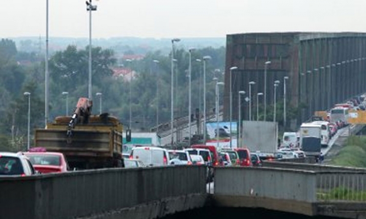 Udario u kamion, pokušao da pobjegne, pa slupao nekoliko vozila