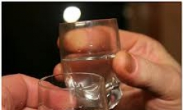 Najmanje 33 ljudi umrlo od trovanja alkoholom