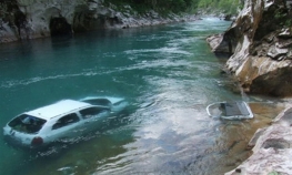 Sletio škodom u kanjon i poginuo