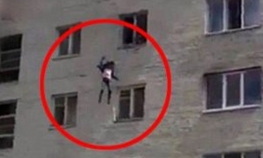 Očajna majka bacila djecu kroz prozor da bi ih spasila