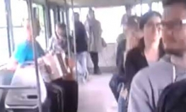 Svirao harmoniku u tramvaju i zabavljao putnike