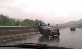 Automobil se prevrnuo na krov na autoputu, vozač prevezen u bolnicu