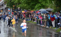 Smotra atletičara uz povremenu kišu