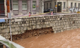 U korito Miljacke obrušio se kameni zid