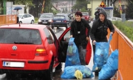 Iskoristili poplave i bacali smeće u nabujalu rijeku u Živinicama