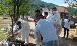 Omladinci čistili poplavljena naselja