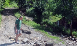 Šestočlana porodica u Karanovcu živi na klizištu