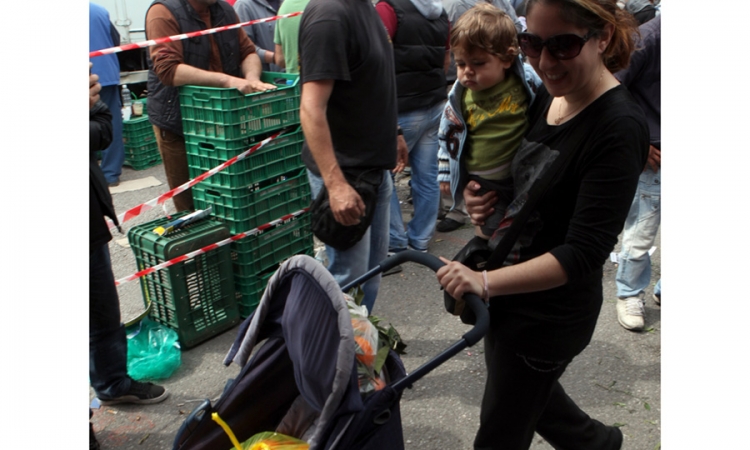 U znak protesta zbog novog zakona pijačni prodavci besplatno dijelili hranu
