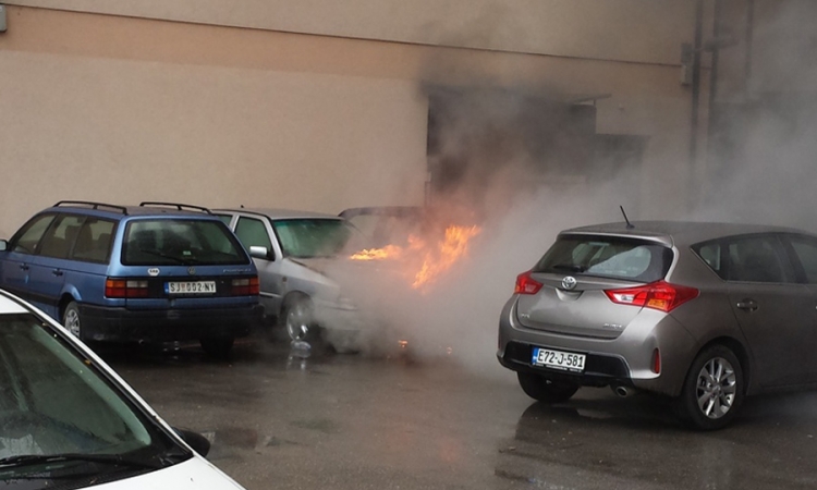Planuo automobil, izgorio mu prednji dio