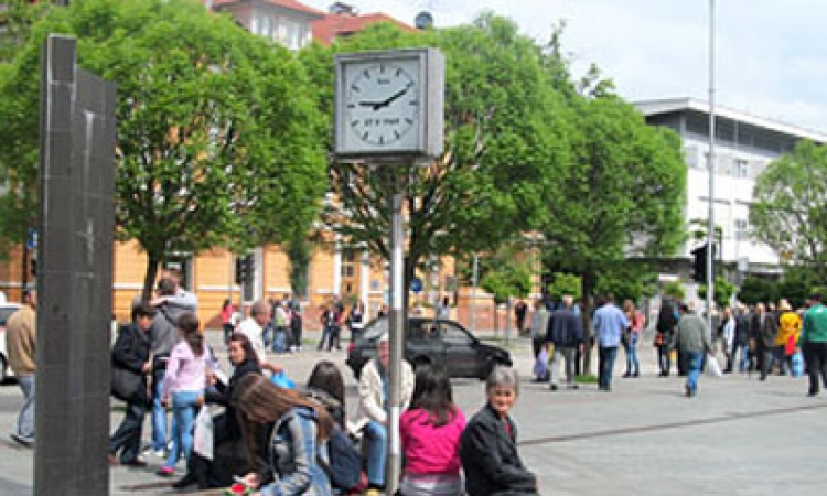 Spomen-sat popravljen i vraćen na Trg Krajine 