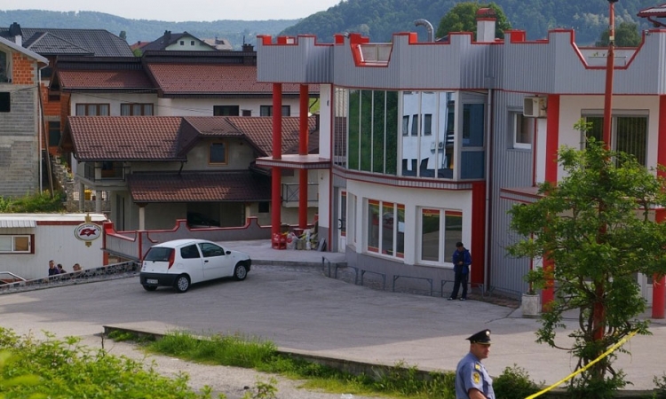 Bombom "kašikarom" na prepunu diskoteku