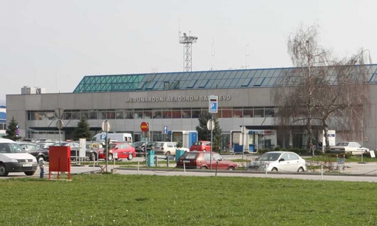 U poštanskoj pošiljci otkriven optički nišan