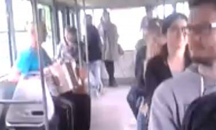 Svirao harmoniku u tramvaju i zabavljao putnike