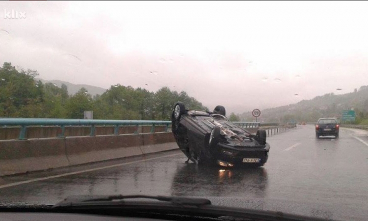 Automobil se prevrnuo na krov na autoputu, vozač prevezen u bolnicu