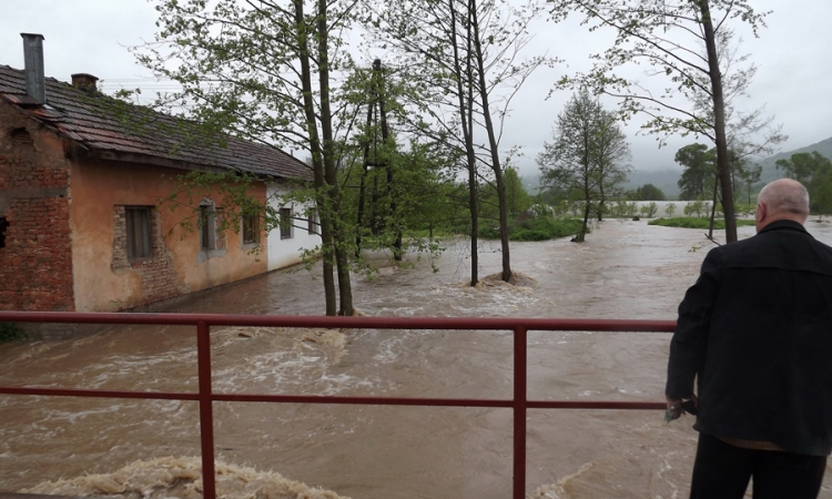 Pod vodom oranice, kuće i firme