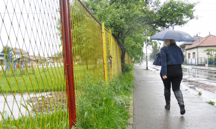 Dvorište vrtića u Banjaluci zaraslo u travu