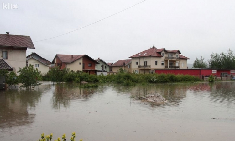 Mještani poplavljenih područja proveli besanu noć, kiša ne prestaje padati