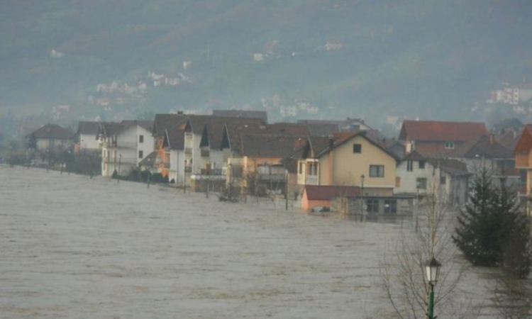 U Pelagićevu ugroženo 50 domaćinstava, voda u Domu zdravlja Tuzla