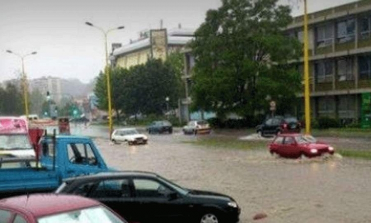 Tuzli hitno potrebna pomoć u pitkoj vodi, hrani i odjeći