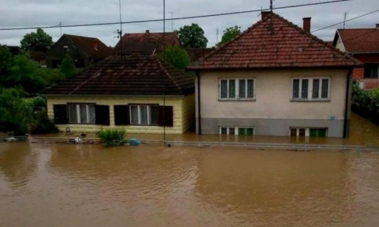 Stanje u Šamcu sve teže, ugrožen nasip na Savi