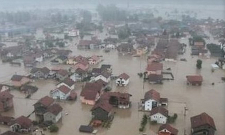 Trećina Doboja još pod vodom, ogromne štete u gradu