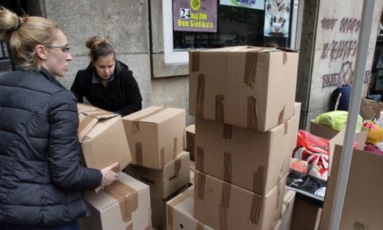 Hitno potrebno Flaširana voda, hljeb i konzervirana hrana