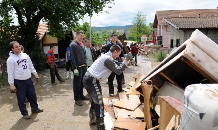 Voda ostavila pustoš, Banjalučani saniraju štetu