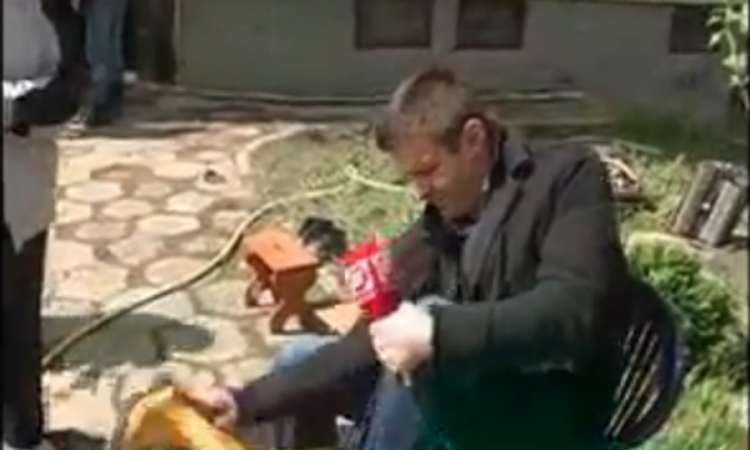 Novinar poklonio svoje čizme Dobojliji