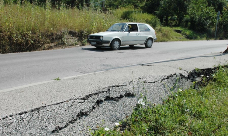 Na području tuzlanskog kantona oko 2.600 klizišta, evakuisane 1.804 osobe